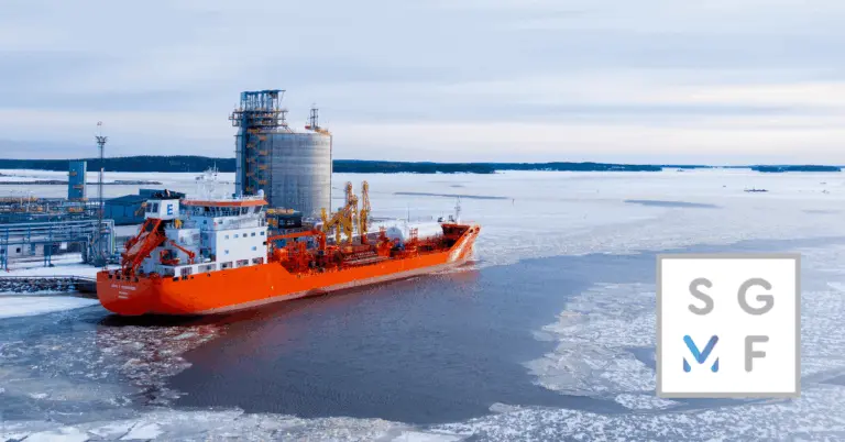 Kuvassa tapahtuu bunkraus Haminan LNG-terminaalissa. Talviaikaan, meri osittain jäässä.